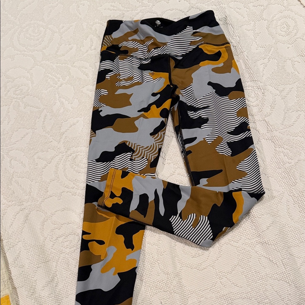 Noli 7/8 Modern Camouflage Leggings in Black, Gray, Gold and Brown